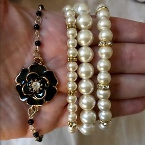 Set of 4 bracelet - 3 pearl, 1 black / gold rose